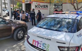 Autoridades y testigos auxiliando a un adulto mayor que fue atropellado por una mujer en el Centro de Torreón.