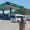 Gasolinera PEMEX con una lona de advertencia a un costado