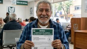 Hombre con certificado de supervivencia IMSS