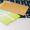 El teclado de una computadora portátil con un par de tarjetas bancarias