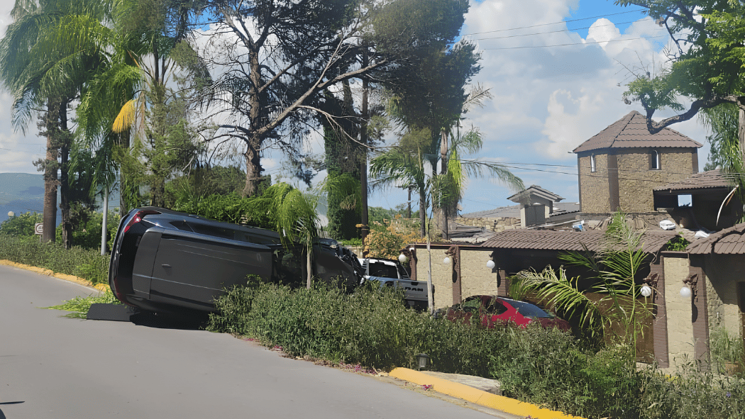 Mujer vuelca su auto cerca de su casa en la colonia Cumbres 2, en Monterrey.