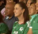 Con la playera tricolor, la presidenta se unió a las porras de los ciudadanos en el deportivo Hermanos Galeana.