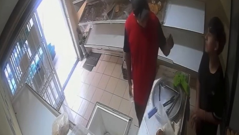 Un padre en San Luis Potosí obligó a su hijo a devolver un celular que robó en una panadería, los videos se hicieron virales. Así sucedió