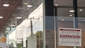 Cristales de la agencia de autos con el aviso de suspensión de Profeco