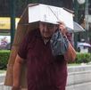 Hombre cubriéndose de la lluvia en CdMx