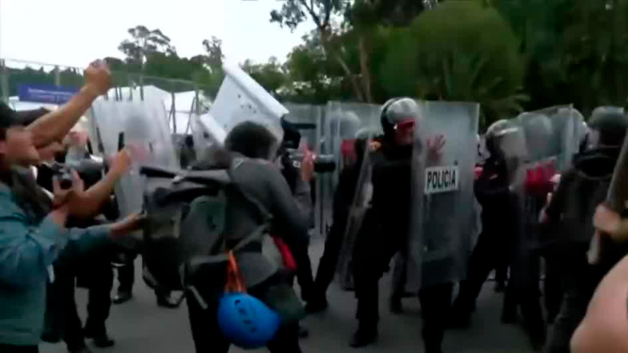 Mientras México enfrentaba a Sudáfrica en la inauguración del Mundial, colectivos realizaron una protesta en las inmediaciones del Estadio Ciudad de México.