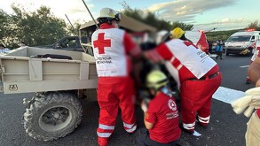 Una persona fue rescatada tras quedar prensada en un accidente ocurrido sobre la Carretera Nacional en Montemorelos.