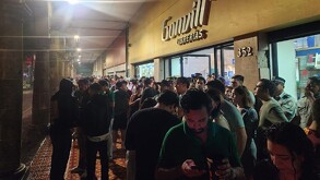 los aficionados en Guadalajara resguardados por la tormente electrica en el fan fest