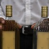 Cinco personas perdieron la vida y otras 28 resultaron afectadas tras consumir tequila adulterado con las características que AQUÍ te presentamos.