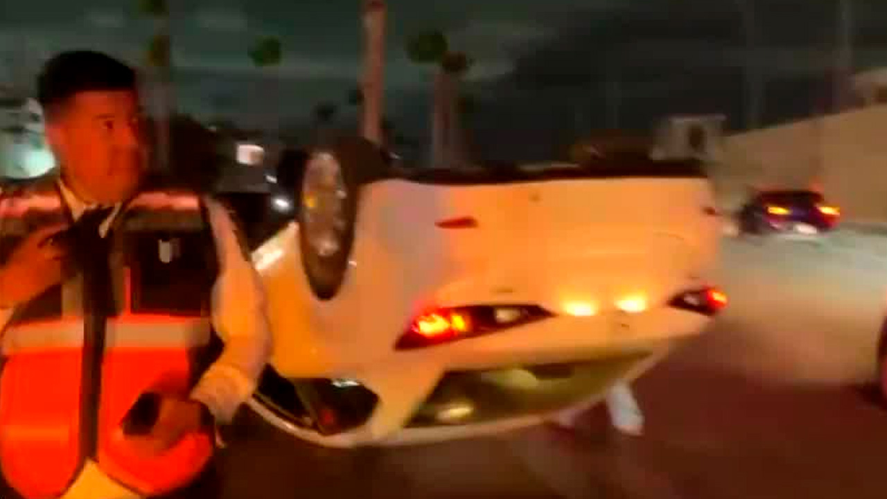 Un automóvil volcó sobre la Avenida Ruiz Cortines, en Guadalupe, a la altura de Villa de San Miguel.