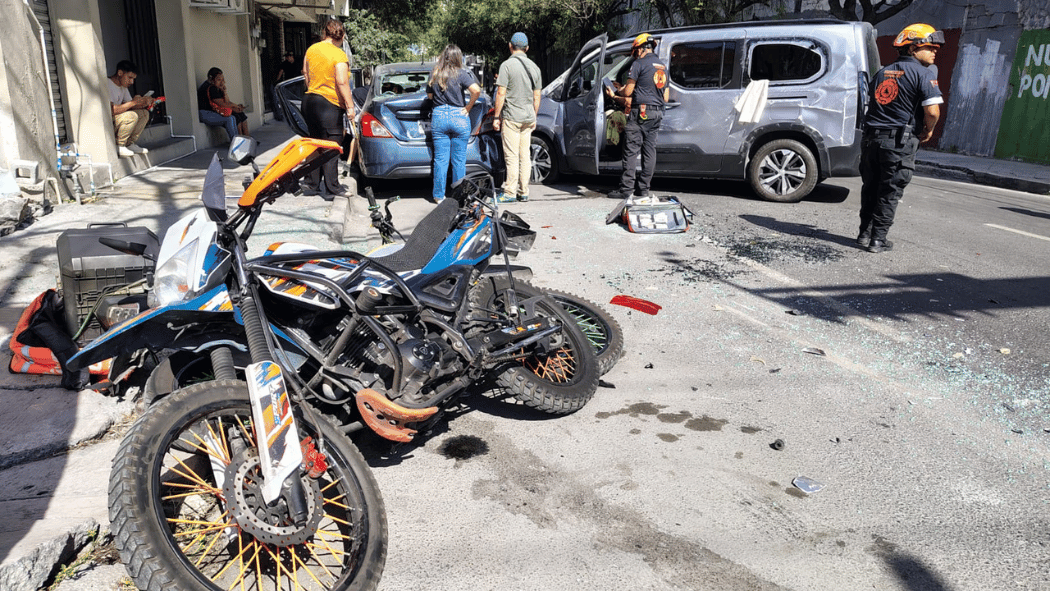 Un aparatoso accidente vial en el Centro de Monterrey dejó dos personas heridas y cinco vehículos afectados tras un choque.