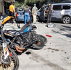 Un aparatoso accidente vial en el Centro de Monterrey dejó dos personas heridas y cinco vehículos afectados tras un choque.
