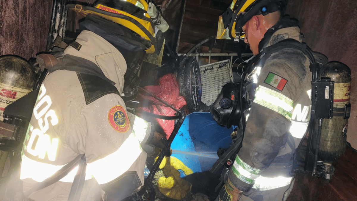 Un presunto cortocircuito originó un incendio en una casa de la colonia Las Flores, en Monterrey.