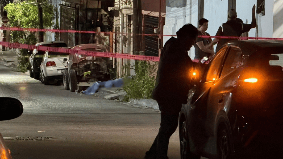 Un hombre de la tercera edad falleció en la vía pública en el centro de Santa Catarina tras sufrir un desvanecimiento. Autoridades investigan las causas.
