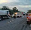 servicios de emergencia atienden un accidente en una carretera