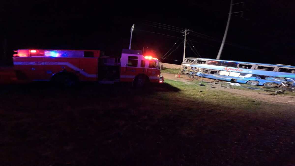 La madrugada de este viernes un choque entre un tráiler y un camión de pasajeros dejó a varios heridos y muertos en San José de Iturbide.