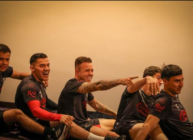 Varios jugadores de Atlas FC en un concentración divirtiendose