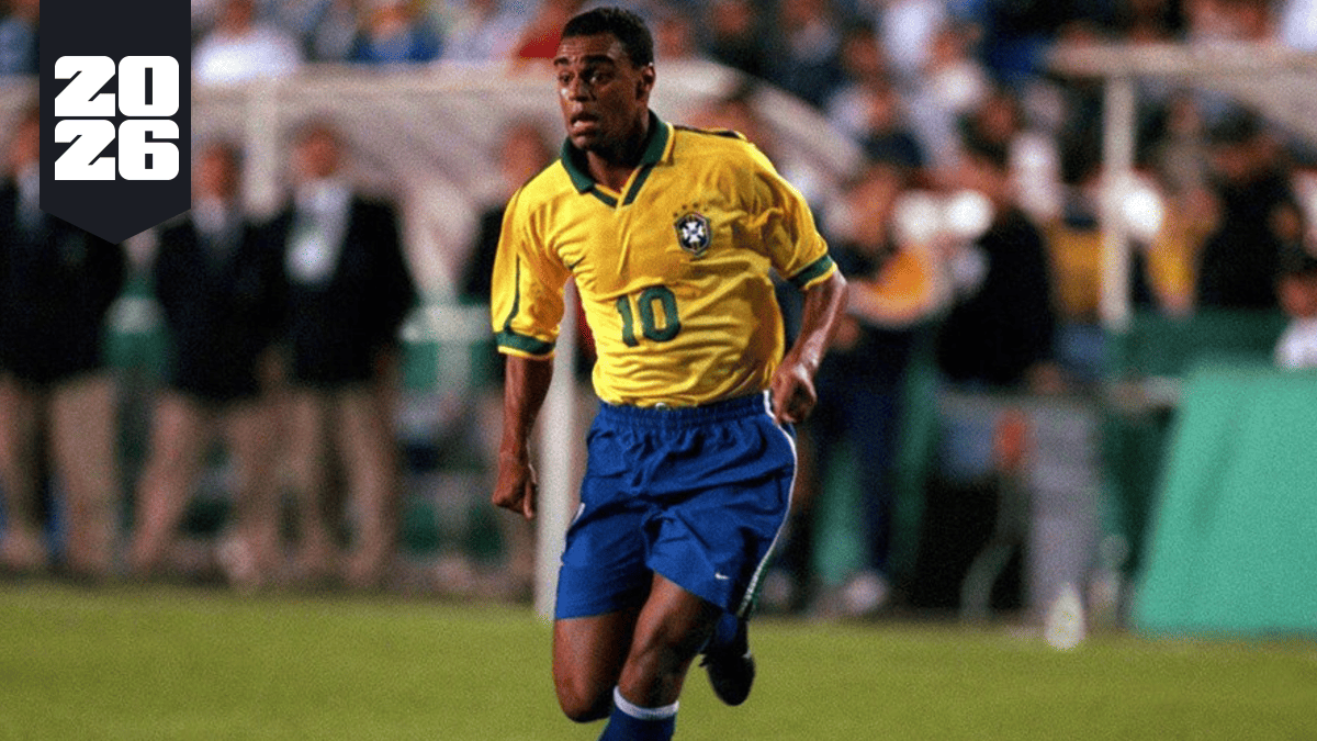 Denilson levantanto la Copa Mundial de la FIFA en Corea-Japón 2002.