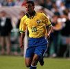 Denilson levantanto la Copa Mundial de la FIFA en Corea-Japón 2002.