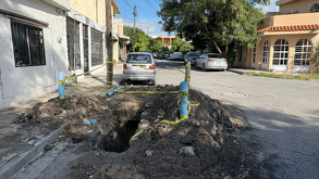 Vecinos de la colonia Tres Caminos en Guadalupe exigen a Agua y Drenaje y al municipio reparar zanjas abiertas dañan sus vehículos y patrimonio.