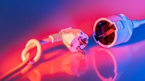 Un cable blanco con un enchufe sin conectar