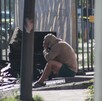 Hombre triste llorando por la muerte de un familiar.