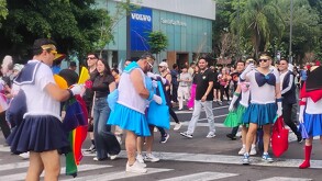 Comunidad LGBT+ llegando al final de la ruta Pride 2026 Guadalajara en glorieta La Minerva