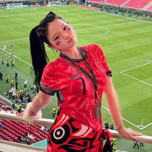 La famosa creadora de contenido coreana 'Ino Cat' evidenció en video un gesto racista de un aficionado en el Estadio Akron. Conoce los detalles.