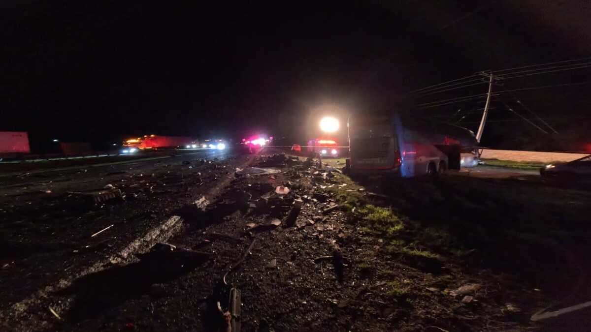 La madrugada de este viernes un choque entre un tráiler y un camión de pasajeros dejó a varios heridos y muertos en San José de Iturbide.