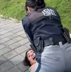 Mujer siendo detenida en parque de San Andrés Cholula, Puebla.
