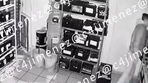 Dos hombres fueron captados robando más de 50 baterías para autos en un local de Ecatepec.