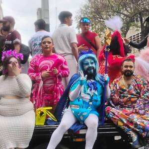 Uno de los carros alegoricos en la marcha del orgullo en GDL 2026