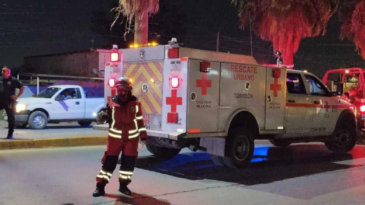 Ambulancia de Cruz Roja Mexicana en calle de Torreón