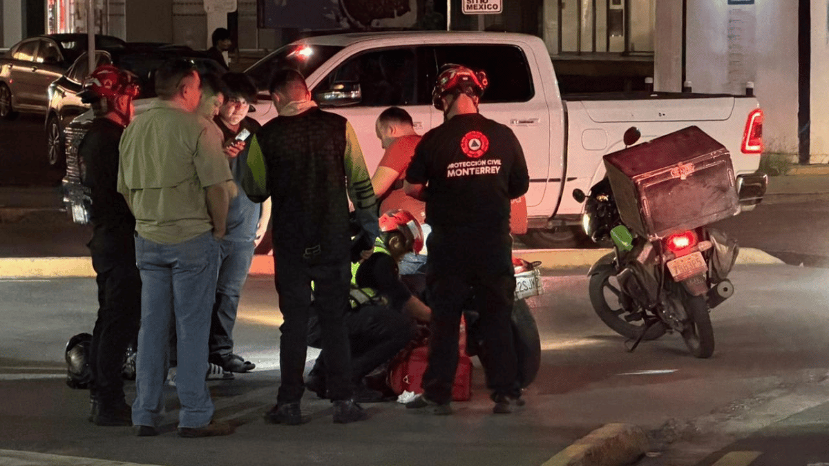 Un motociclista repartidor resultó herido por una presunta bala perdida en la avenida Eugenio Garza Sada, en Monterrey. Conoce los detalles del incidente.