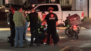 Un motociclista repartidor resultó herido por una presunta bala perdida en la avenida Eugenio Garza Sada, en Monterrey. Conoce los detalles del incidente.