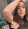 una mujer muestra lesiones en su brazo tras ser detenida por la policía