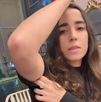 una mujer muestra lesiones en su brazo tras ser detenida por la policía