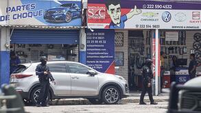 patrullas de policías en un establecimiento de autopartes en puebla