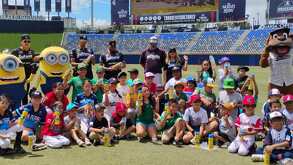 Oscar Villarreal y Héctor Jaques de Sultanes estuvieron presentes en el Walmart Park para convivir con niños, niñas y Minions previo a la nueva película.