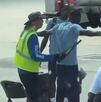 Jugador de Senegal siendo cateado a su llegada a Estados Unidos para el Mundial 2026.