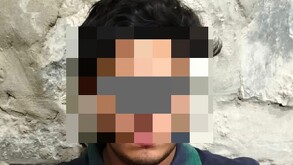 Joven con barba y cara censurada