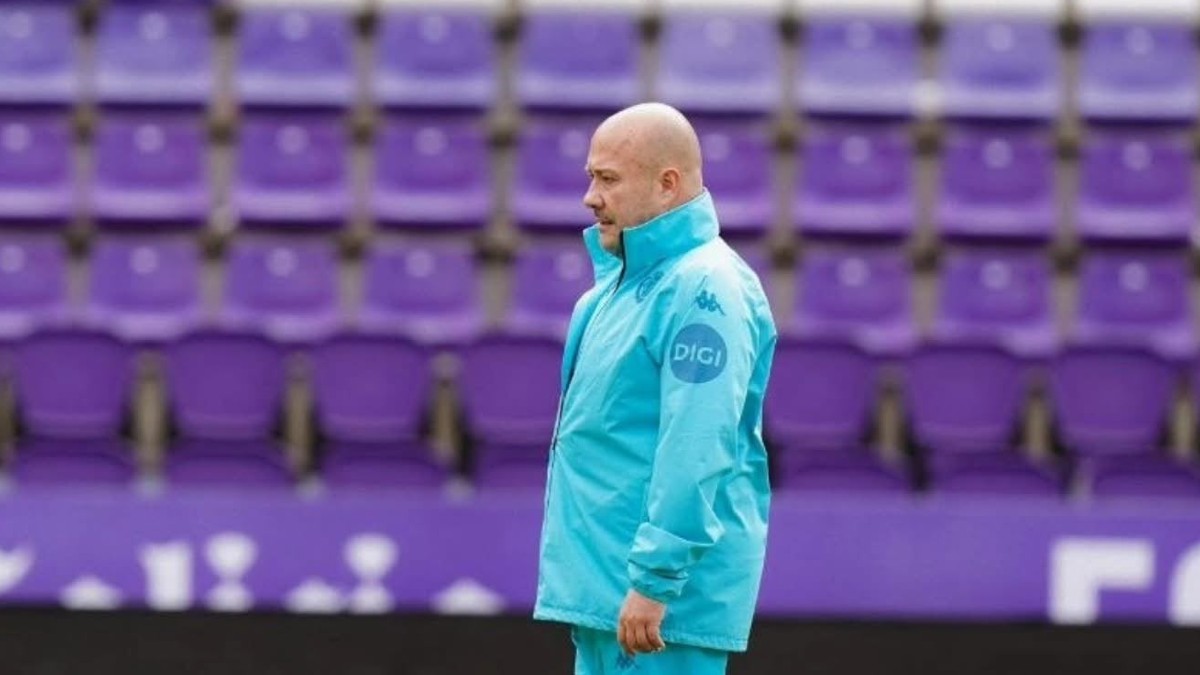 Enrique Alfaro en un entrenamiento de un Real Valladolid