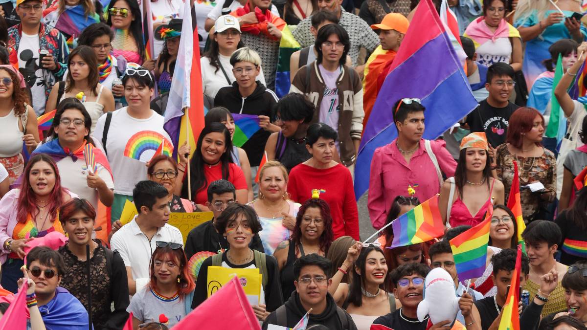 personas participan en la marcha lgbt en puebla
