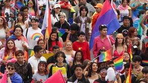 personas participan en la marcha lgbt en puebla