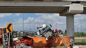 Jesús Gerardo, de 33 años, salvó la vida de milagro luego de que su tráiler con 30 toneladas de carga cayera desde un paso elevado en la carretera a Colombia.