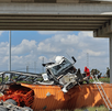 Jesús Gerardo, de 33 años, salvó la vida de milagro luego de que su tráiler con 30 toneladas de carga cayera desde un paso elevado en la carretera a Colombia.
