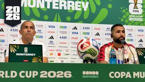 Sabri Lamouchi y Ali Abdi, entrenador y jugador de Túnez hablando en conferencia de prensa previo a debutar en el Mundial 2026.