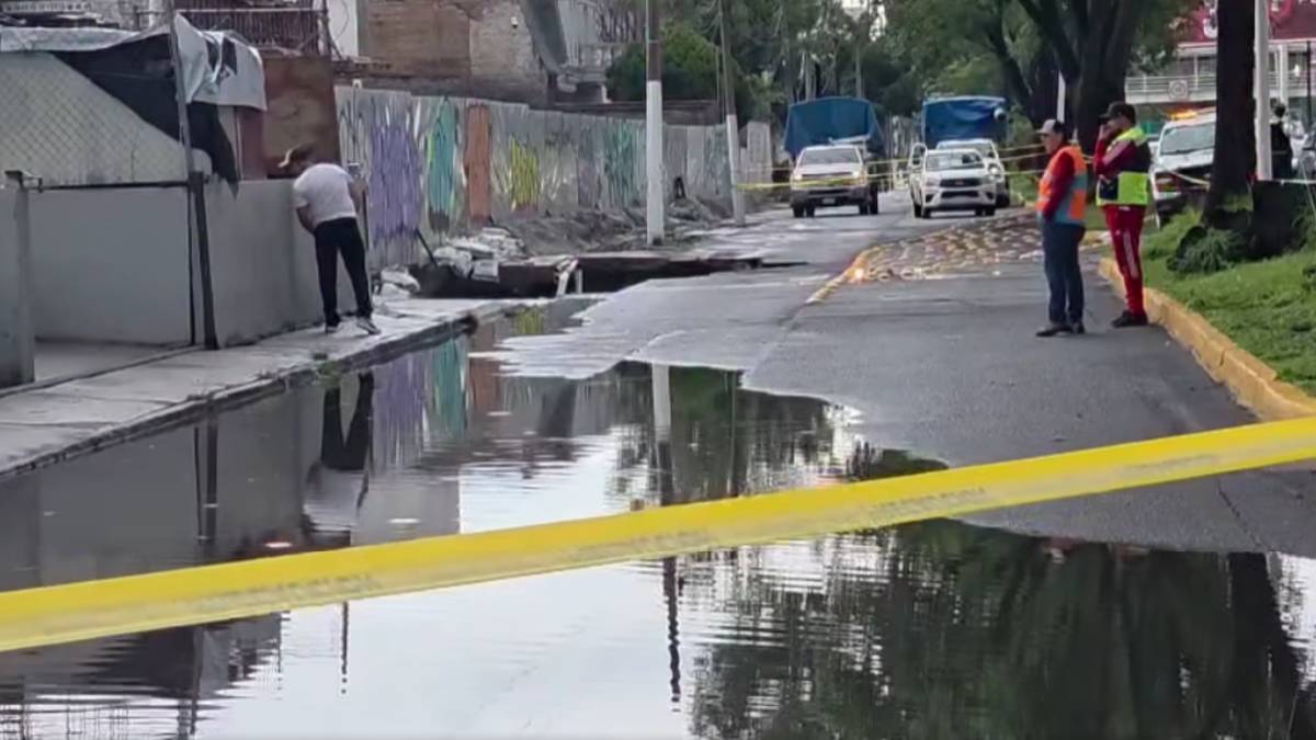Aparece un socavón de 10 metros en avenida López Mateos en Zapopan.