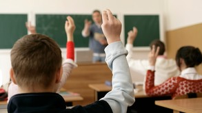 Niños en salón de clases participando