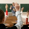 Niños en salón de clases participando